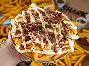 Batata-Frita Com Catupiry, Bacon e Salsa
