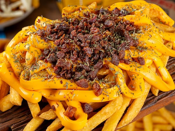 Batata Frita Com Cheddar, Bacon e Salsa